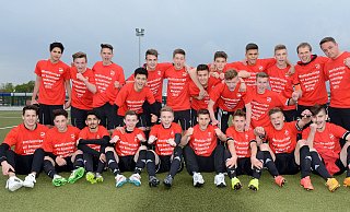 Meisterjubel: Als der Triumph perfekt war, streiften sich die B-Junioren des SC Verl die vorbereiteten Shirts über und feierten: "Westfalenliga wir kommen!" - Foto: Markus Schumacher