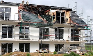 Der Bau am Tag nach dem Feuer. - Wolfgang Rudolf