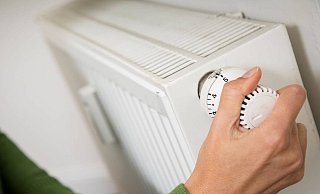 Sinkt die Raumtemperatur am Tag unter die 20-Grad-Marke oder in der Nacht unter 18 Grad, besteht akuter Handlungsbedarf. Vermieter oder Hausverwaltung haben dann die Pflicht, zu handeln. - dpa