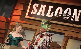 Mit einem Mikro in der Hand fühlt sie sich wohl: Prinzessin Uta Klare strahlt mir ihrem Prinz Alex Hannibal im jecken Saloon. Dabei werfen die beiden durchaus mit Komplimenten um sich. - Madita Schellenberg