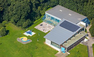 Die beiden Hallen der Welle. Auf der Freifläche unten gäbe es genügend Flächen für ein größeren Schwimmbecken im Freien. - Hans Blossey