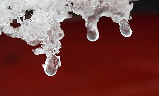 Wenn aus Schnee Wasser wird, dann kann das Gebäudeschäden verursachen. - Symbolfoto Pixabay
