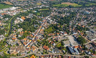Blick von oben auf die Bünder Innenstadt: Rechts der Marktplatz, unten links Woolworth und Rathaus, links davon fließt die Else. Im Norden ist der Steinmeisterpark und das Freibad zu erkennen, dazwischen zieht sich die Eschstraße. - Hans Blossey