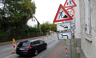 Rechts ist nur zu erahnen, dass hier ein Tempolimit herrscht. Links ist die Abbiegespur gesperrt, obwohl Anlieger noch abbiegen dürfen. - Jens Reichenbach