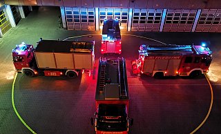 Das Blaulicht wird zu Kerzenflamme: Der Löschzug Gütersloh der Freiwilligen Feuerwehr hat einen besonderen Adventskranz kreiert. - Löschzug Gütersloh