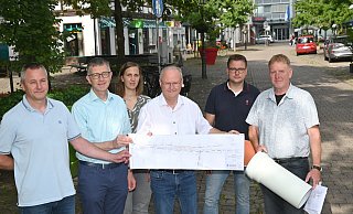 Thorsten Wehrmann (Planer vom Büro Turk; v. l.), Frank Matthias (Leiter des Abwasserwerkes), Laura Übel (Ordnungsamt), Bürgermeister Hubertus Grimm, Stefan Gördemann vom Ordnungsamt sowie Rainer Wohlfahrt für den Straßen- und Immobilienbetrieb. - Thomas Kube Thorsten Wehrmann (Planer vom Büro Turk; v. l.), Frank Matthias (Leiter des Abwasserwerkes), Laura Übel (Ordnungsamt), Bürgermeister Hubertus Grimm, Stefan Gördemann vom Ordnungsamt sowie Rainer Wohlfahrt für den Straßen- und Immobilienbetrieb. - Thomas Kube