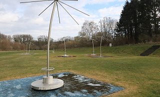 Die Sprühschirme auf der Aqua Magcia im Winter. In der Saison werden sie mit schlaffem, ausgegblichenem Kunststoff bespannt. - Dirk Windmöller