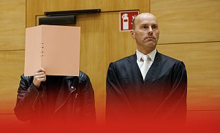Der Angeklagte beim Prozessauftakt im Juni (l.) mit seinem Verteidiger Peter Rostek. - Friso Gentsch/dpa