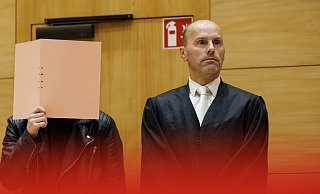 Der Angeklagte beim Auftakt des Babymord-Prozesses in Bielefeld (l.) mit seinem Verteidiger Peter Rostek. - Friso Gentsch/dpa