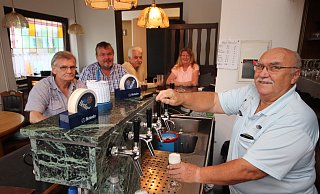 Die Bürgerschützen in ihrer neuen Vereinsgaststätte: Vorsitzender Udo Kaschner (l.) zapft seinen Gästen Adolf Krietemeier (v. l.), Carsten Hagemeier, Manfred Düker und Gabriele Schlangen ein frisches Pils. - Jörg Stuke