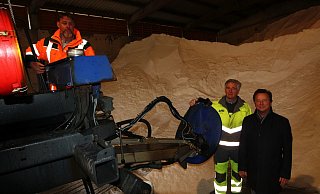 Dierk Goecke (Masterleiter der Autobahnmeisterei Bad Wünnenberg, v. l.), Andreas Krohn, seit über 30 Jahren als gelber Engel für den ADAC im Einsatz, und Udo Stötzel, OWL-Vorstand des ADAC, vor dem gut gefüllten Salzlager in Haaren. - Uwe Müller