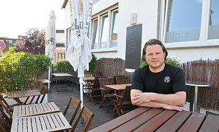 Denis Mann auf der Terrasse des Restaurants Mann & Metzger, das er zusammen mit seiner Frau Sabrina Schüler betreibt. - Frank Jasper