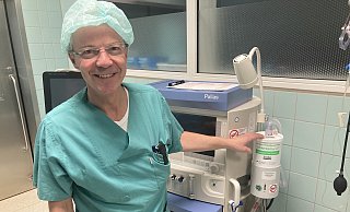 Dietrich Henzler, Professor, Direktor und Facharzt für Anästhesiologie am Klinikum Herford zeigt auf das Gerät, in dem das Narkosegas nach dem Ausatmen gesammelt wird. - Corina Lass