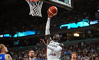 Dennis Schröder und die deutsche Basketball-Nationalmannschaft stehen im EM-Finale. - Sergei Grits/AP/dpa