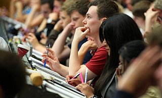 Landesweit gehörte BWL im Wintersemester 2024/25 zu den beliebtesten Studienfächern. Auch in OWL zeichnet sich dieser Trend ab. - picture alliance / dpa