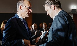 Ein Gespräch unter Kollegen: Regierungschef Merz und Vizekanzler Klingbeil unterhalten sich auf dem Empfang zu Merz\\\' 70. Geburtstag. - Tobias Koch/CDU/CSU-Fraktion im Deutschen Bundestag/dpa