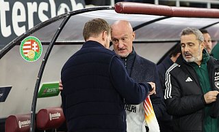 Mit dem Trikot wünschte die DFB-Auswahl dem ungarischen Co-Trainer gute Besserung. - Christian Charisius/dpa