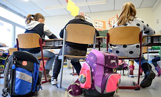 In Grundschulen geht es schon längst nicht mehr darum, Lesen, Schreiben und Rechnen zu lernen. Die Probleme der Kinder werden vielfältiger - das fordert mehr Schulsozialarbeit. - dpa