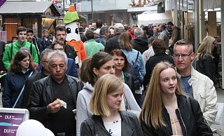 Verkaufsoffene Sonntage sollen den Umsatz ankurbeln. Doch die Rechtslage lässt dieses Mittel nur eingeschränkt zu. Es gibt weiter Streit. - Peter Steinert