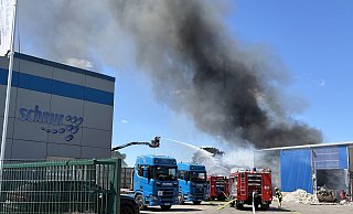 Beim Entsorgungsunternehmen Schnur in Versmold-Bockhorst ist am Donnerstagmittag ein Feuer ausgebrochen. Altpapier geriet in Brand und sorgte für starke Rauchentwicklung. - Tasja Klusmeyer