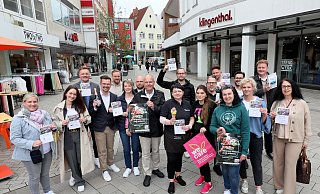 Einzelhändler und Gastronomen haben sich eine besondere Aktion für den verkaufsoffenen Sonntag ausgedacht. Es gibt Gutscheine für Leckereien wie Eis oder Pommes. - Frank-Michael Kiel-Steinkamp