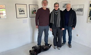 Wolfgang Brenner (v.l.), Dagmar Venus und Wolfgang Stratmann mit dem Atelier-Hund Herrn Bufke. Die Aussteller hoffen, die Besucherinnen und Besucher mit der Ausstellung zum Nachdenken anregen zu können, um bei der Bundestagswahl ihre Stimme einer demokratischen Partei zu geben. - Jule Prietzel Wolfgang Brenner (v.l.), Dagmar Venus und Wolfgang Stratmann mit dem Atelier-Hund Herrn Bufke. Die Aussteller hoffen, die Besucherinnen und Besucher mit der Ausstellung zum Nachdenken anregen zu können, um bei der Bundestagswahl ihre Stimme einer demokratischen Partei zu geben. - Jule Prietzel