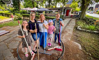 Auf Familie, Freunde und die Nachbarn kann sich Minigolfplatzpächterin Daniela Oberbremer (2. von links) verlassen. Tochter Alisa (v. l.), Judith Hogan mit Ella und Reinhard Oberbremer packten bei den nötigen Aufräumarbeiten nach dem Unwetter mit an. - Daniel Salmon Auf Familie, Freunde und die Nachbarn kann sich Minigolfplatzpächterin Daniela Oberbremer (2. von links) verlassen. Tochter Alisa (v. l.), Judith Hogan mit Ella und Reinhard Oberbremer packten bei den nötigen Aufräumarbeiten nach dem Unwetter mit an. - Daniel Salmon