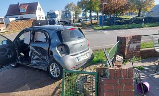 Dieser Smart ist von der Werster Straße in die Mauer von Familie Fakih gekracht. - Mahmoud Fakih