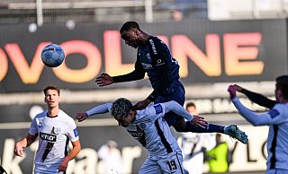 Paderborns Ilyas Ansah (oben) kommt gegen den Elversberger Lukas Pinckert zum Kopfball. - Silas Schueller/DeFodi Images/dpa
