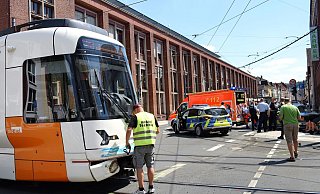 Zusammenstoß: Der Streifenwagen (vor dem Rettungswagen) kam nach dem Zusammenstoß mit der Bahn quer zur Fahrbahn zum Stehen. - Barbara Franke