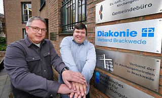 Pfarrer Volker Gravemeier (v.l.)und Pfarrer Stefan Prill erklären, was die Fusion von fünf ev. Kirchengemeinden für Gemeindearbeit und Gebäude bedeutet. - Andreas Zobe