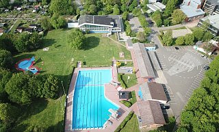 Luftild: Das Foto zeigt das Freibad vor dem Saisonstart. Das große Becken dominiert die Fläche. Links im Bild ist das Kinderbecken zu sehen. - Wolfhard Jording