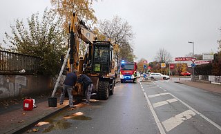 Der Bagger mit einem Teil des ausgelaufenen Öls auf der Weserstraße. Die Einsatzkräfte haben die Straße gesperrt. - Noah Matzat