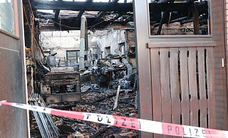 Der Dachstuhl ist abgebrannt. Verkohlte Balken sind teilweise in die Tischlerei gestürzt. Das Feuer hat auch die Maschinen des Handwerksbetriebes zerstört. - Ekkehard Wind