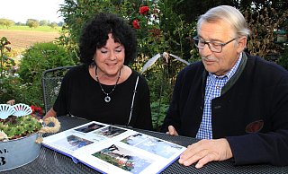 Eva und Elmar Stricker schwelgen in Erinnerungen. Das Fotoalbum haben sie von den Schönewaldern geschenkt bekommen. - David Schellenberg