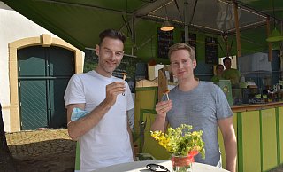 Tarek Alkis (l.) und Jörg Rindgassen probieren auf dem Streetfood-Markt gerne neue Gerichte aus, wie zum Beispiel den Linsenbratling am Veggie Burger Stand von Petra Kaiser. - Julia Stratmann