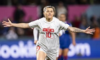 Ramona Bachmann, Stürmerin der Schweiz, erzielte einen Treffer per Elfmeter. - Michael Buholzer/KEYSTONE/dpa