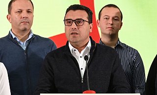 Zoran Zaev (M) bei einer Pressekonferenz in seiner Parteizentrale in Skopje. Der nordmazedonische Ministerpräsident ist nach der Niederlage bei einer landesweiten Kommunalwahl zurückgetreten. - Foto: Uncredited/AP/dpa