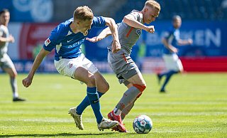 Am 30. April 2022 waren Hansa-Akteur Svante Ingelsson (l.) und SCP-Stürmer Kai Pröger beim 0:0 in Rostock noch Gegner gewesen. Seit dieser Saison sind sie Teamkollegen beim FC Hansa. Beim Wiedersehen mit ihrem Ex-Klub Paderborn muss Ingelsson am Samstag allerdings passen. - picture alliance