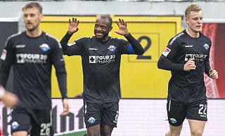 SCP-Kapitän David Kinsombi (M.) freut sich im Heimspiel gegen Düsseldorf über seinen ersten Zweitligatreffer im Paderborner Trikot. Anschließend waren vor allem seine Defensivqualitäten gefragt. - dpa