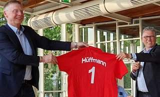 SPD-Kandidat Andreas Hüffmann bekam vom amtierenden Bürgermeister Ulrich Rolfsmeyer (SPD) auf der Delegiertenkonferenz ein T-Shirt überreicht mit besten Wünschen für den Wahlkampf. - SPD Hiddenhausen