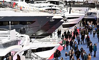 Für Luxusjachten geben die Reichen auch 2025 mehr Geld aus. (Archivbild) - Federico Gambarini/dpa
