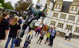 Oliver Kessler spaziert bei der Performance 2025 als Robotman durch den Neuhäuser Schlosspark. - Felix Schwien