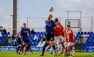 Im Januar 2023 testeten SCP-Akteur Kai Klefisch (vorne) und seine Teamkollegen im Trainingslager in Spanien unter anderem gegen Real Murcia. Damals trug auch Marvin Pieringer (l.) noch das Paderborner Trikot. Nun trifft er in Spanien mit Heidenheim auf den SCP. - Besim Mazhiqi