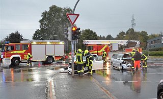 Erheblicher Schaden: Die Feuerwehr an der Unfallstelle. Foto: Polizei - Polizei Herford