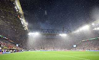 Das Spiel im Dortmunder Stadtion war wegen Regens unterbrochen worden - der Kletterer wurde nach der Partie aus der Dachkonstruktion geholt - Federico Gambarini/dpa