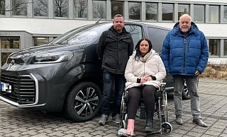 Benedikt und Laura Röhrig mit Kirchlengern Bürgermeister Rüdiger Meier. - Christian Grospitz