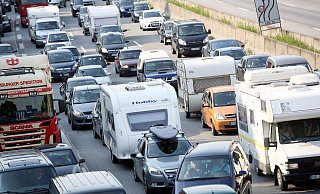 Heimkehrer steckten am Freitag teils länger als eine Stunde im Stau.  - Symbolbild: Bodo Marks
