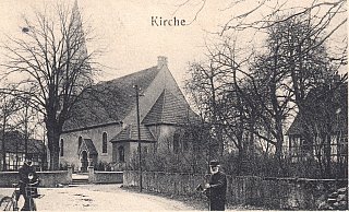 Das Foto zeigt die alte Kirche des Kirchspiels Hiddenhausen im Jahre 1916. Die beiden Personen, ein alter Mann mit einem Beil und ein Herr mittleren Alters mit einem Fahrrad, haben sich für den Fotografen dazugestellt. Besonders Menschen dieser Altersstufen fielen den Spanischen Grippe zum Opfer. - Sammlung Hermann Stuke
