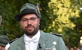 Kommandeur und Major Thomas Wiesemann erklärt die Aktionen der Schützengilde Höxter. - Thomas Kube